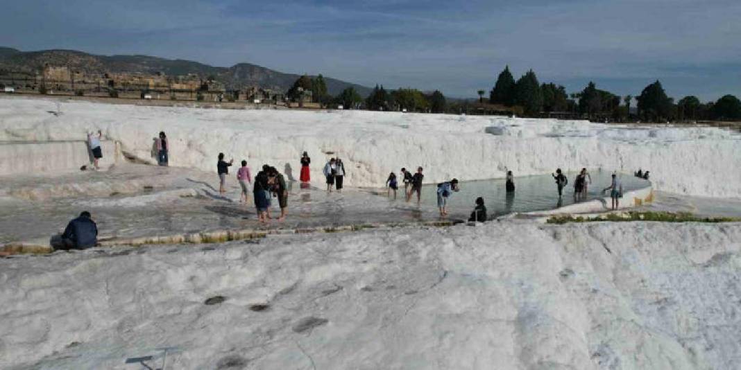 Beyaz Cennet Pamukkale’ye ilgi her gün artıyor! Asyalılardan yeni akın: “Burası gerçekten kutsanmış bir yer gibi” 4